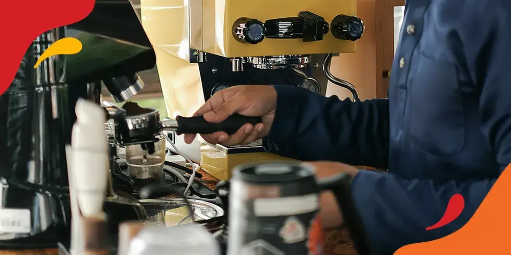 barista menyiapkan kopi